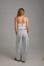 Ανοιχτόχρωμο denim balloon jean με floral σχέδιο