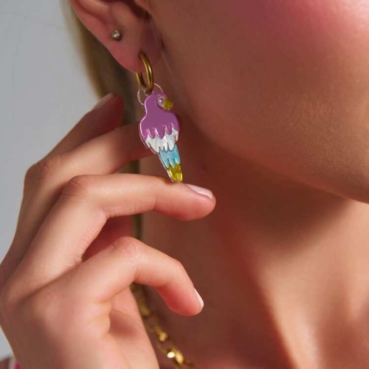 Χειροποίητα σκουλαρίκια Parrot Mirror Hoops με πολύχρωμο παπαγάλο.