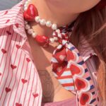 Silk & Hearts φορεμένο στον λαιμό με πέρλες φιλντισιού, κόκκινες κεραμικές καρδιές και μαντήλι δεμένο σε φιόγκο