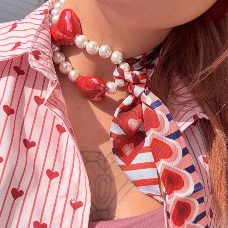 Silk & Hearts φορεμένο στον λαιμό με πέρλες φιλντισιού, κόκκινες κεραμικές καρδιές και μαντήλι δεμένο σε φιόγκο