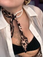 Silk Leopard φορεμένο στον λαιμό με leopard print μαντήλι και διπλή σειρά από μαργαριτάρια γλυκού νερού