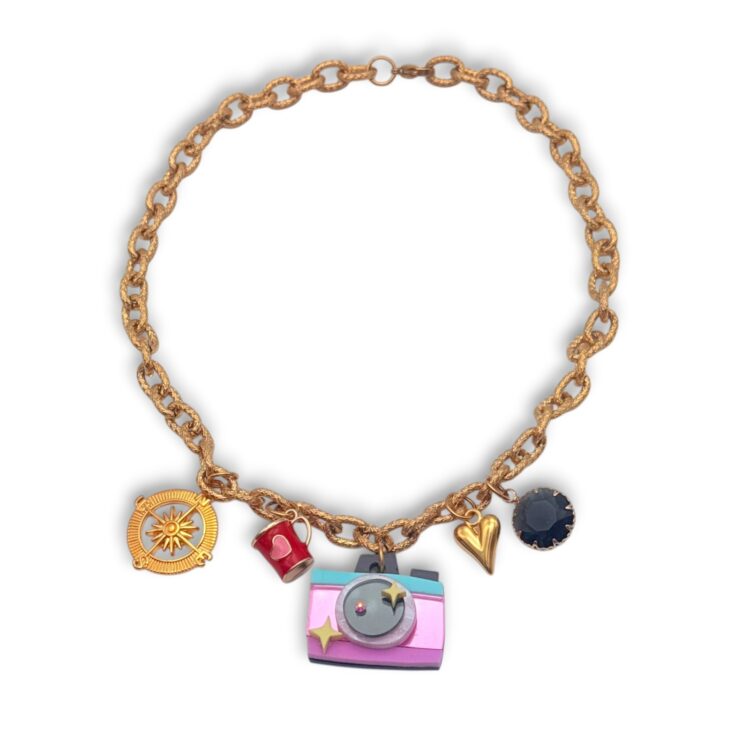 Χειροποίητο κολιέ Retro Camera Necklace με χρυσή αλυσίδα, ροζ φωτογραφική μηχανή και μεταλλικά charms