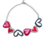 Χειροποίητο κολιέ Petit Hearts Harmony με επτά πολύχρωμες καρδιές από plexiglass και ασημί αλυσίδα
