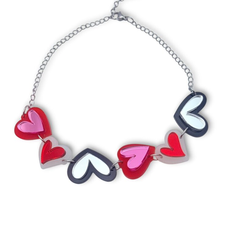 Χειροποίητο κολιέ Petit Hearts Harmony με επτά πολύχρωμες καρδιές από plexiglass και ασημί αλυσίδα