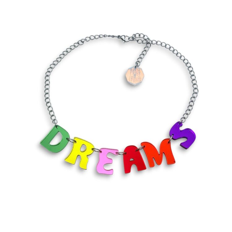 Χειροποίητο κολιέ Dream Letters Necklace με πολύχρωμα γράμματα DREAMS από plexiglass και ασημί αλυσίδα