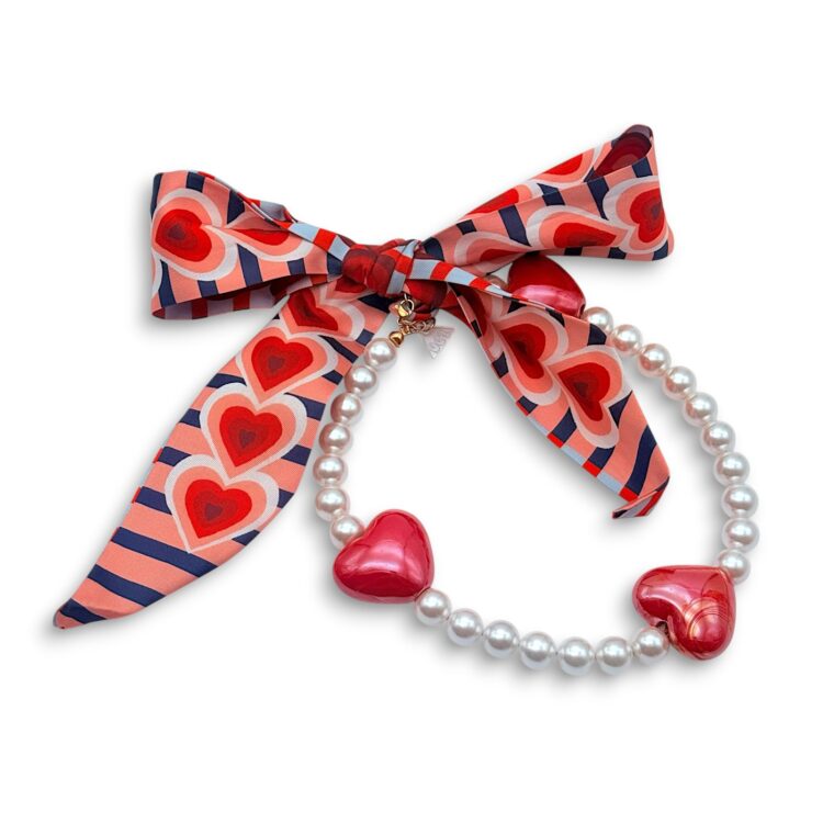Silk & Hearts πολυμορφικό σετ μαντήλι με καρδιές και κολιέ από πέρλες φιλντισιού και κόκκινες κεραμικές καρδιές