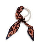 Silk Leopard πολυμορφικό σετ με leopard print μαντήλι και κολιέ από φυσικά μαργαριτάρια γλυκού νερού